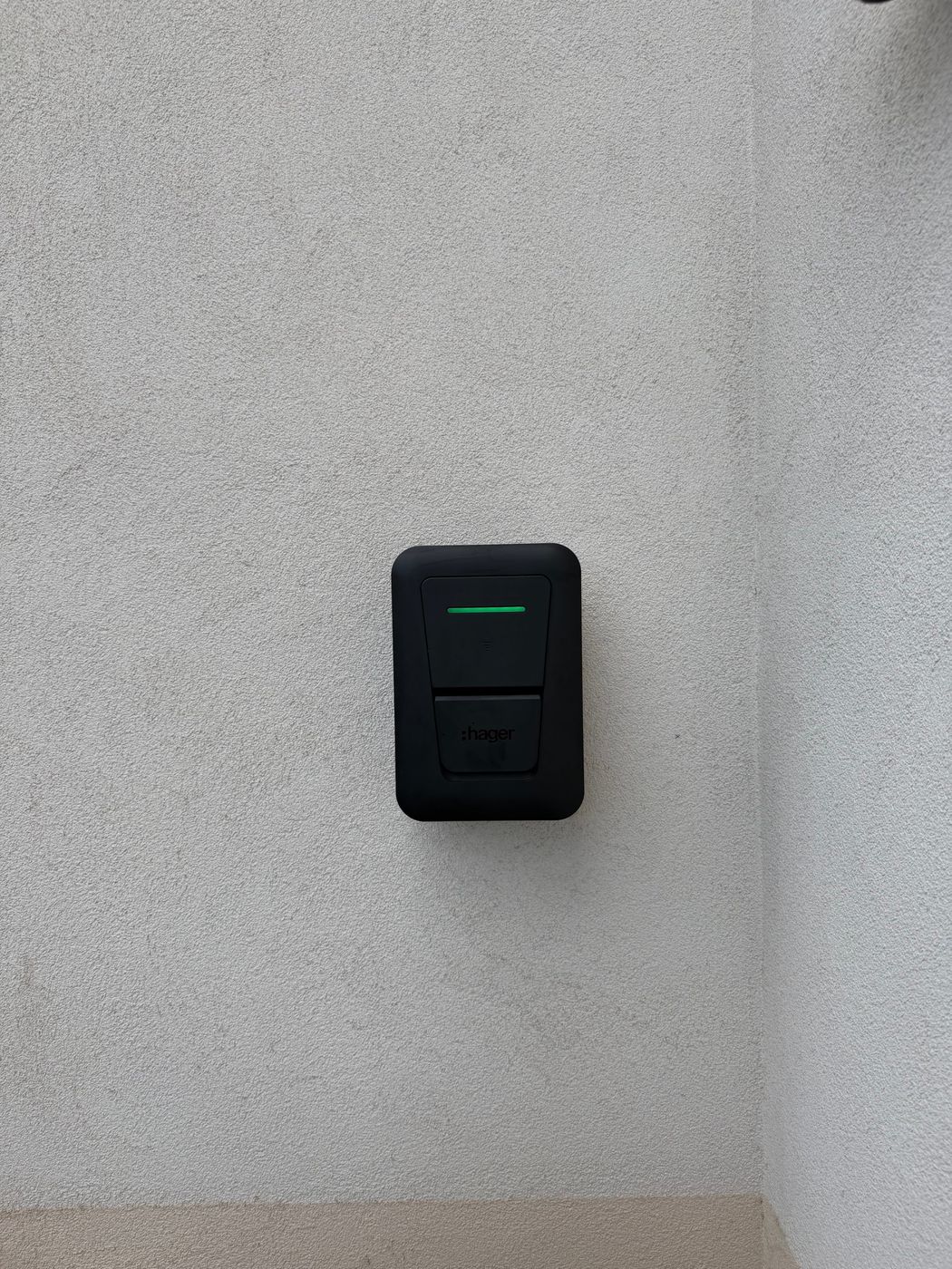 Borne de recharge Hager posée en façade