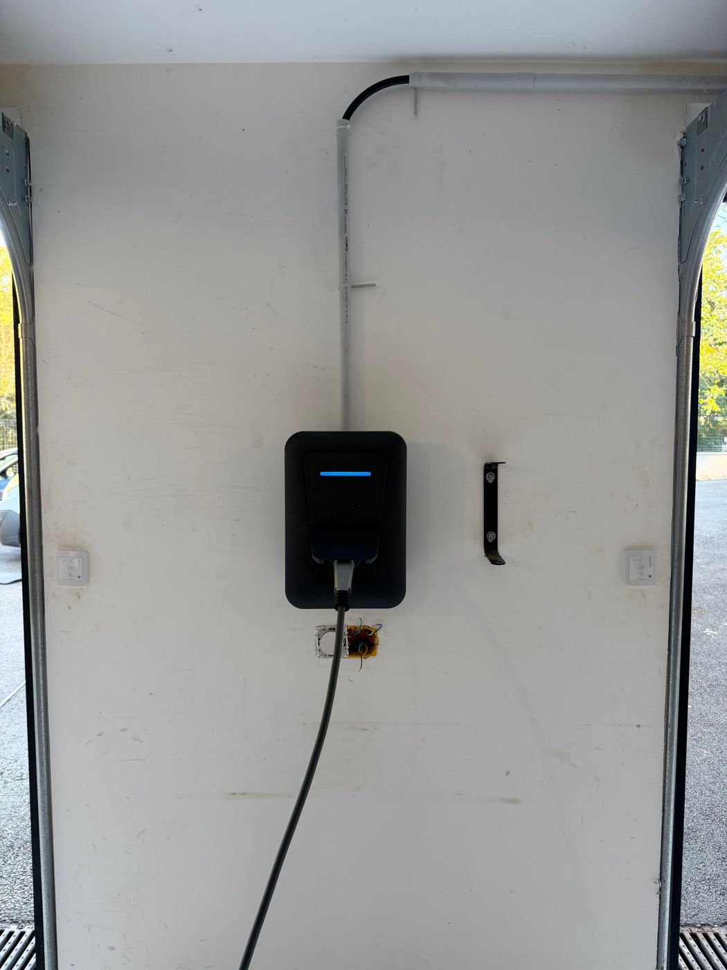 Borne de recharge Hager dans un garage