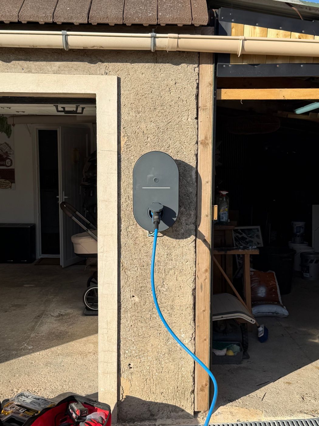 Borne de recharge murale sur pilier de garage