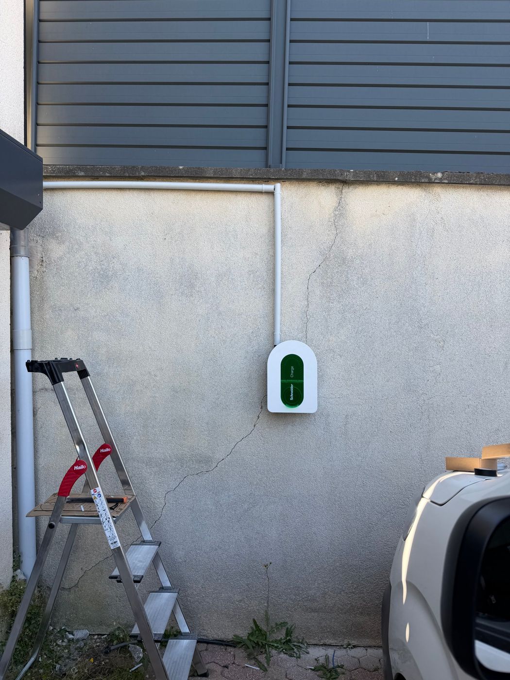 Borne Schneider Charge en façade avec alimentation sous moulure