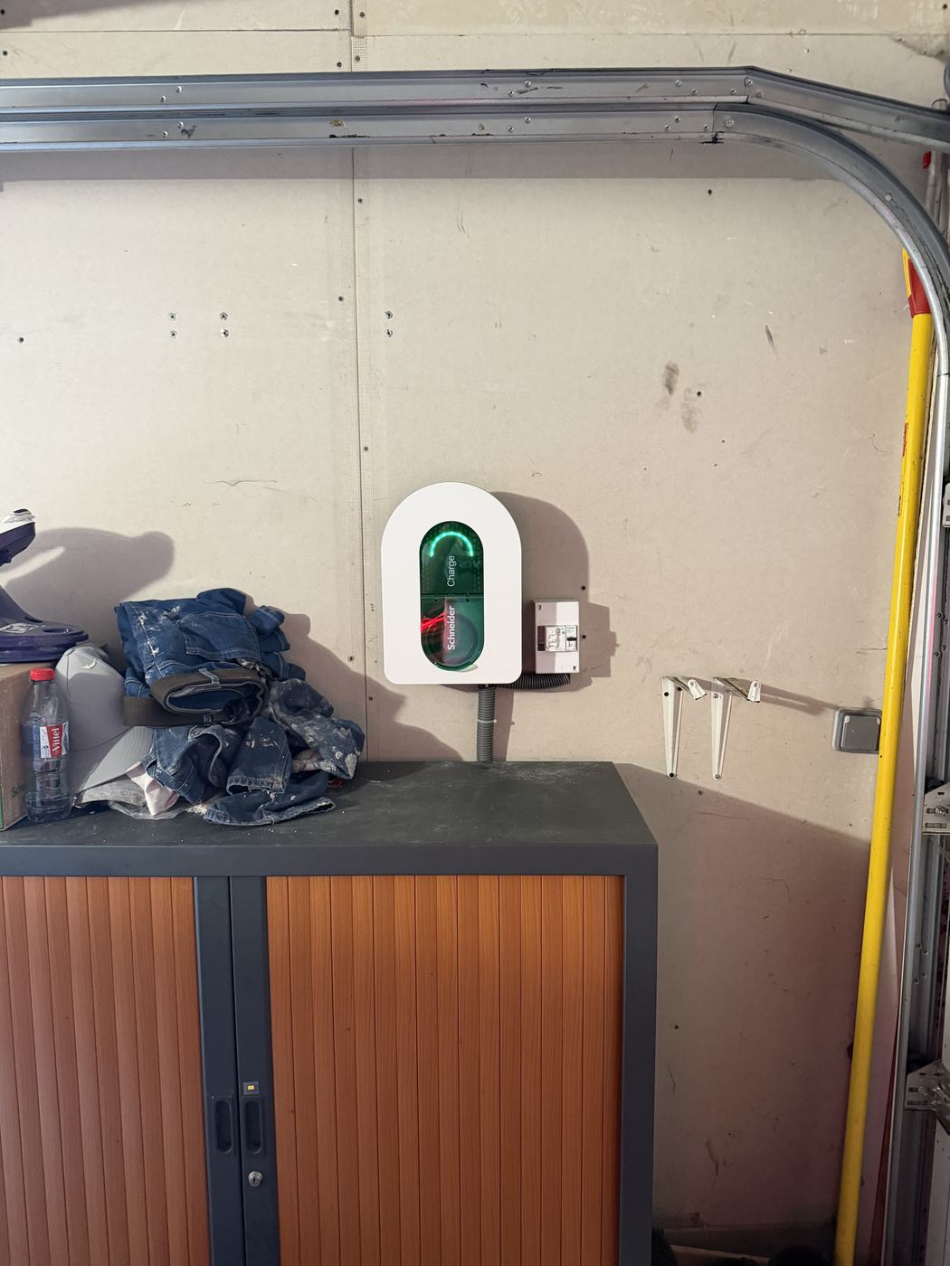 Borne Schneider Charge dans un garage