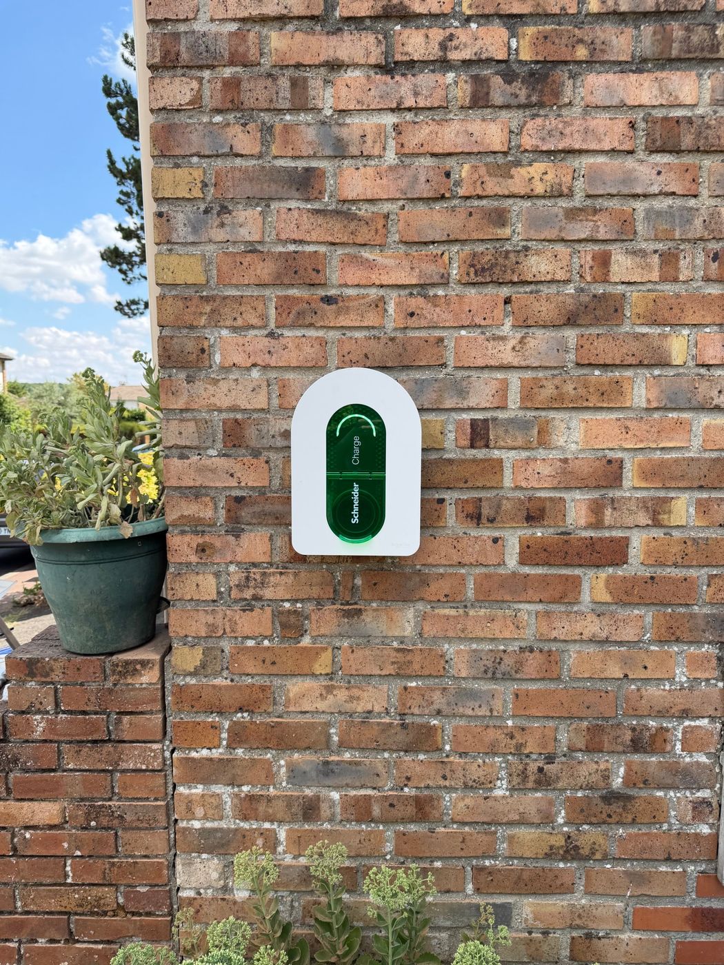 Borne Schneider Charge sur mur en brique