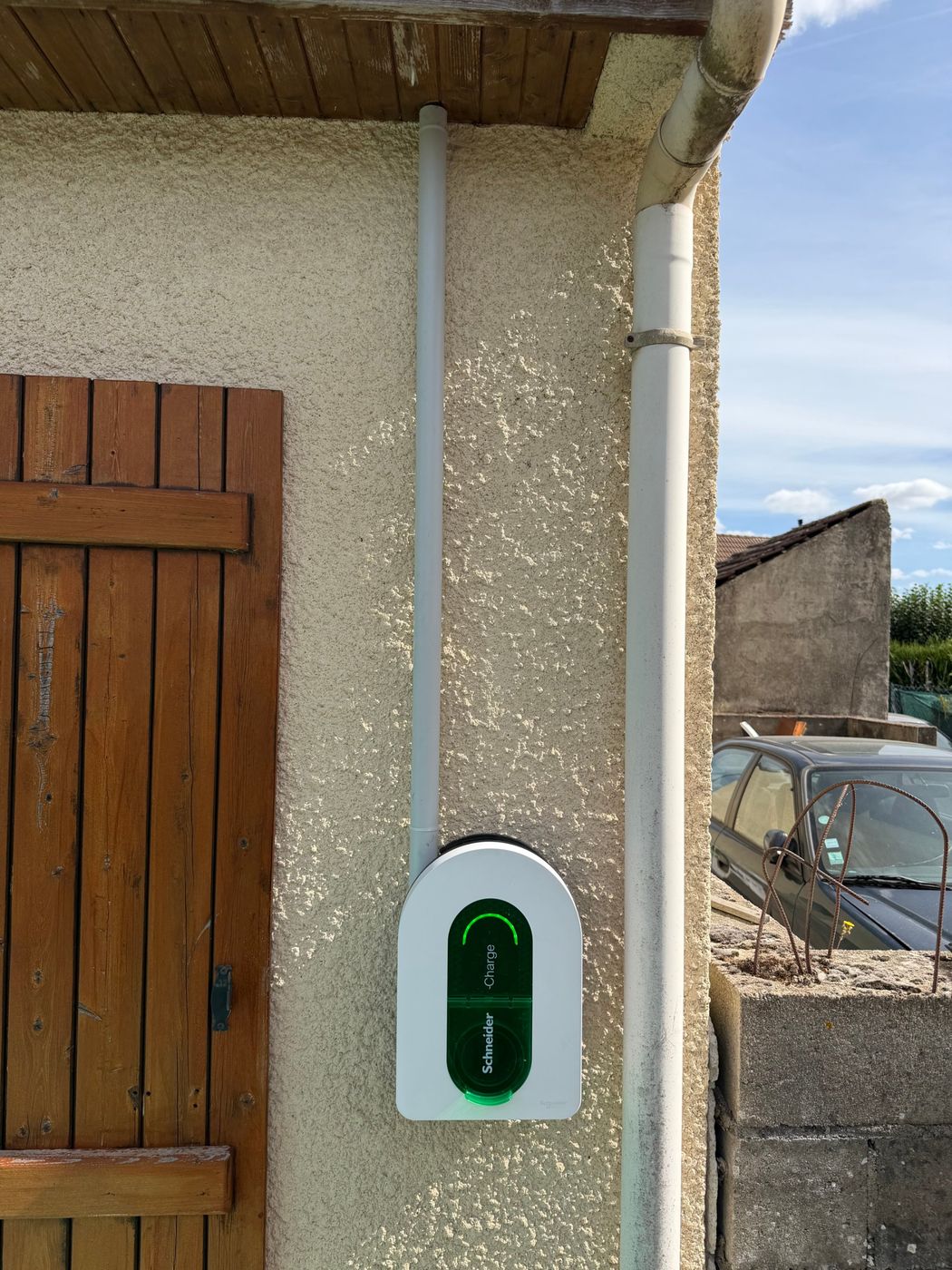 Borne Schneider Charge sous débord de toit