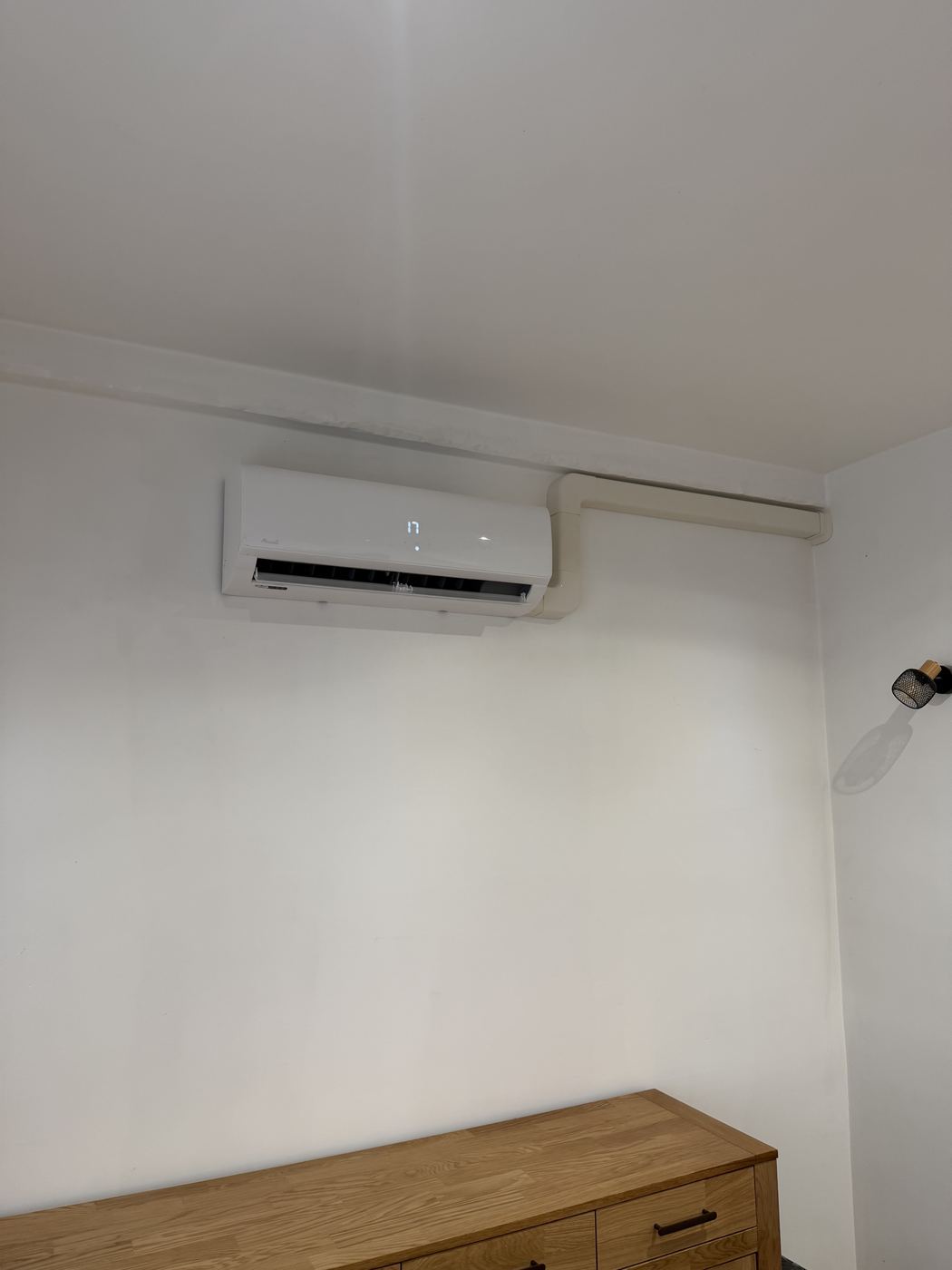 Climatisation Airwell avec goulotte en chambre