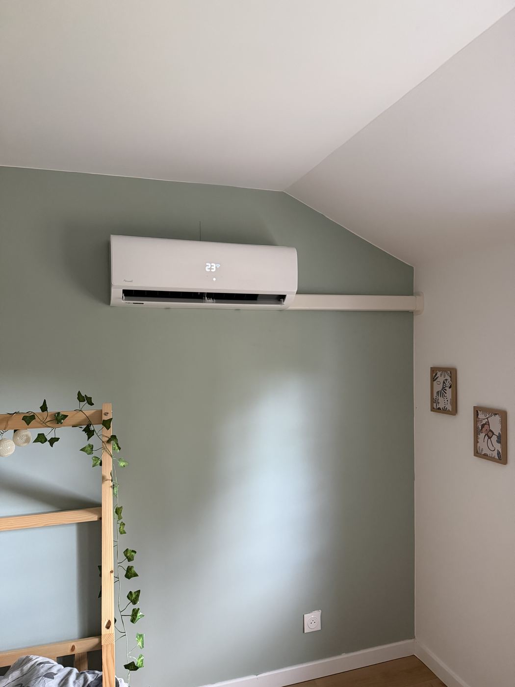 Climatisation Airwell dans une chambre sous pente