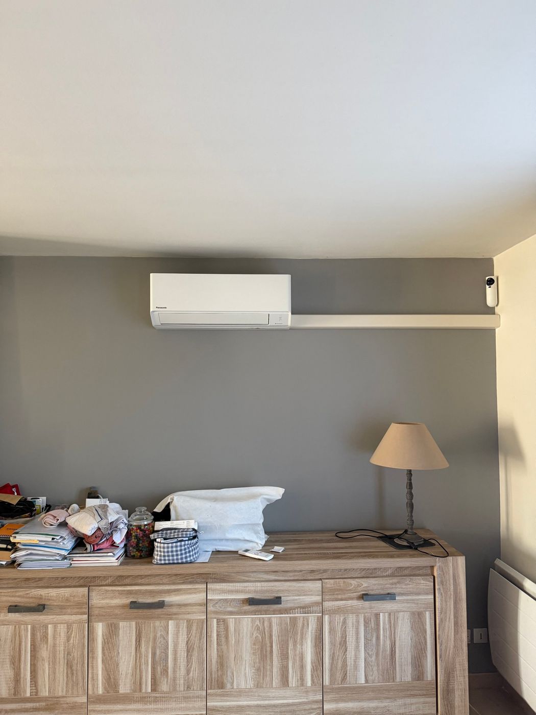 Climatisation murale Panasonic dans un salon