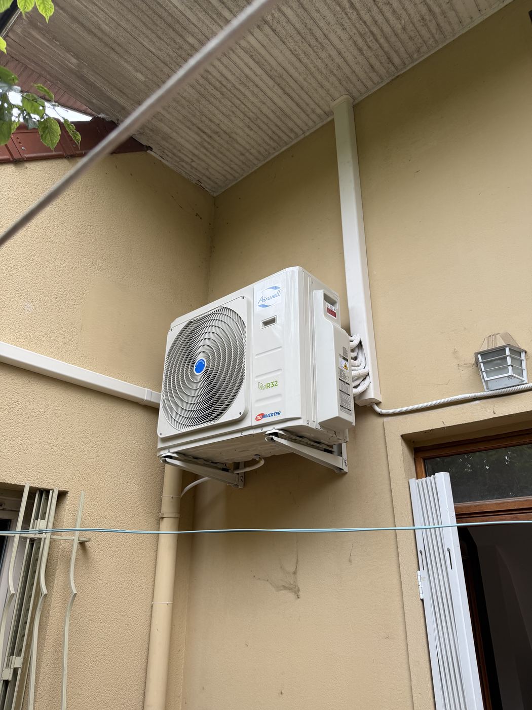 Groupe extérieur Airwell sur console murale