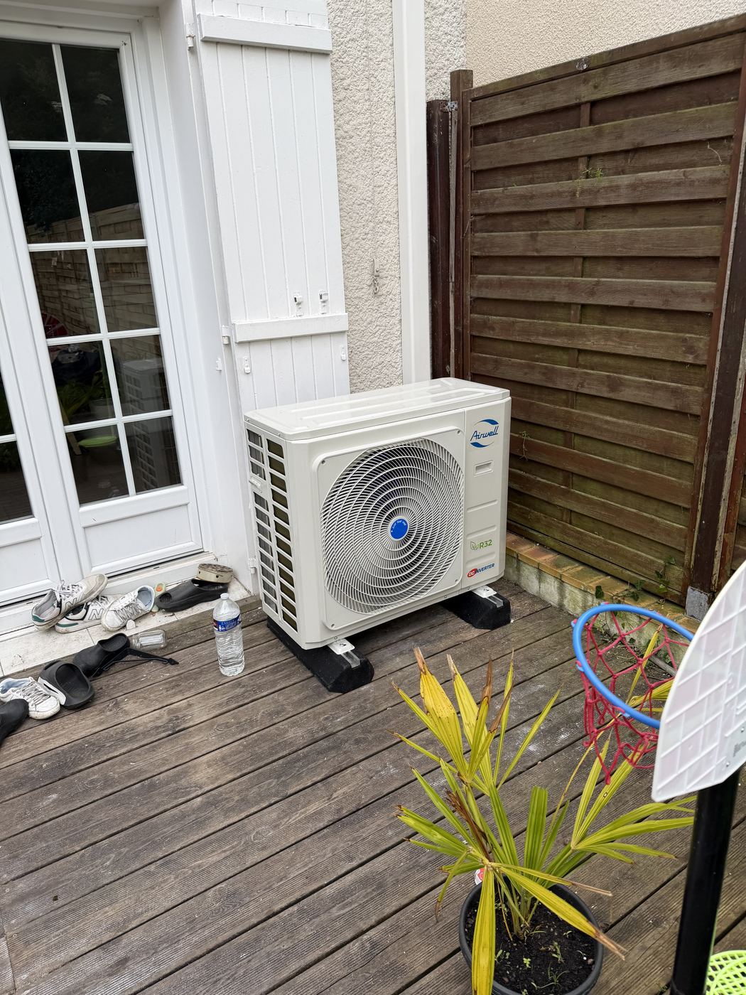 Groupe extérieur Airwell posé sur plots en terrasse