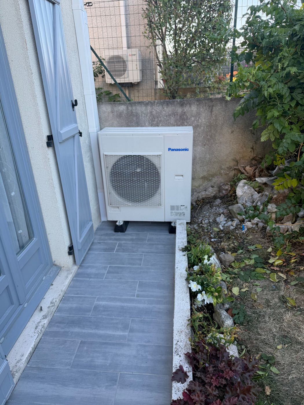 Groupe extérieur Panasonic posé sur plots antivibratiles