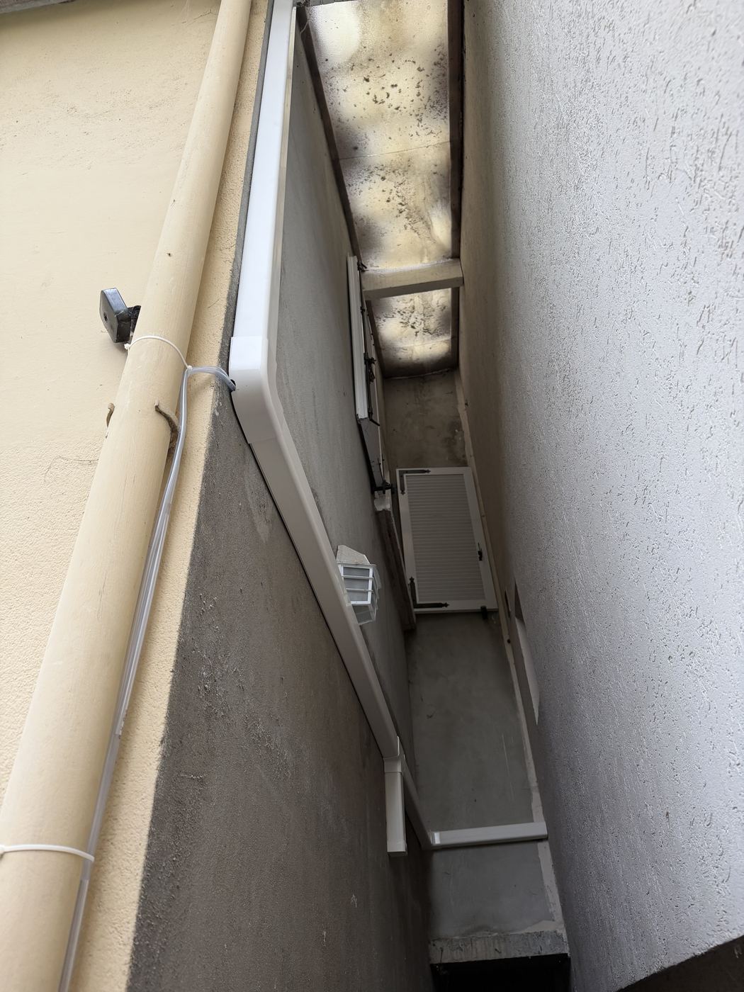 Liaisons de climatisation sous goulotte en extérieur