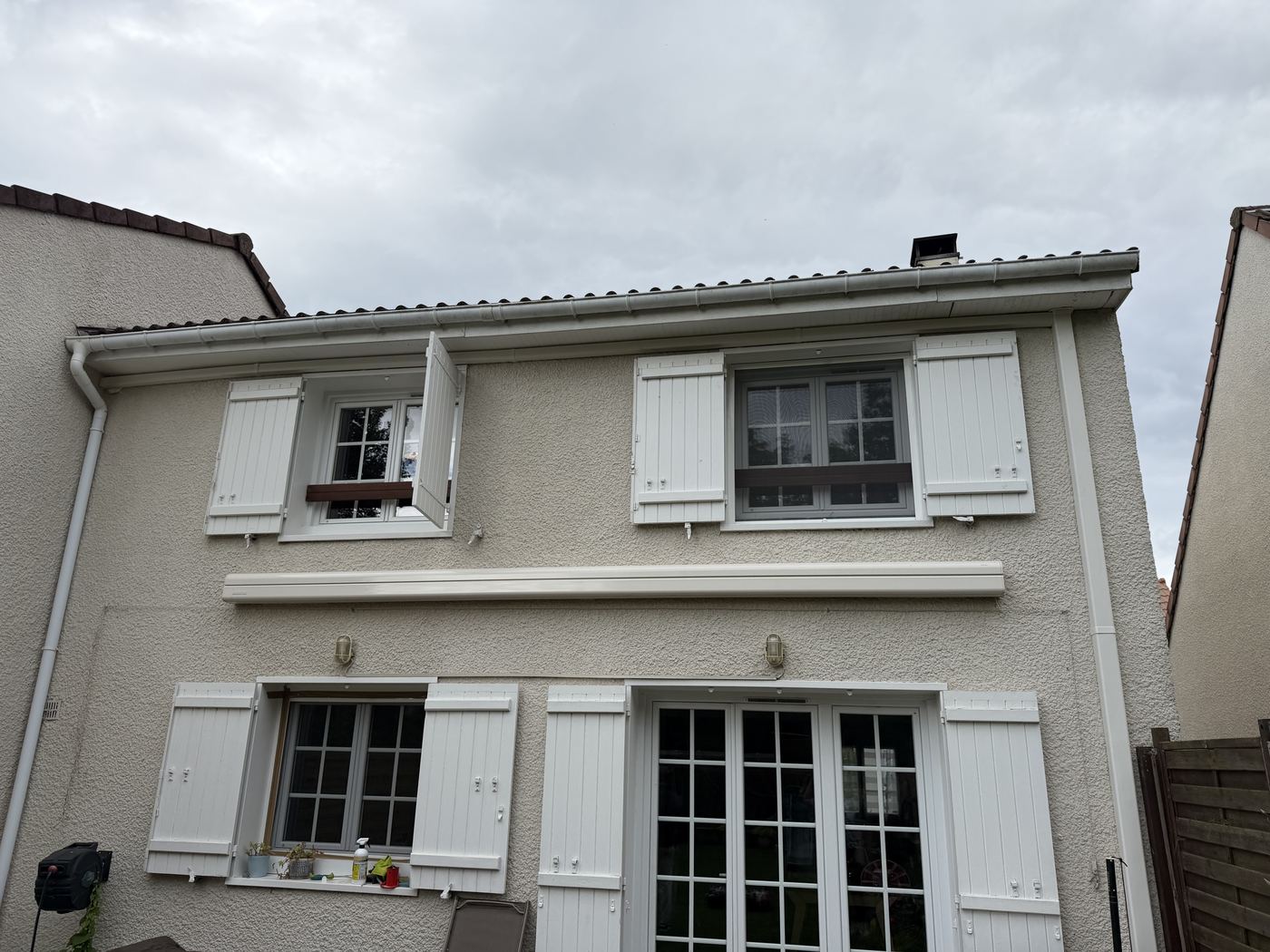 Liaisons frigorifiques sous goulotte en façade